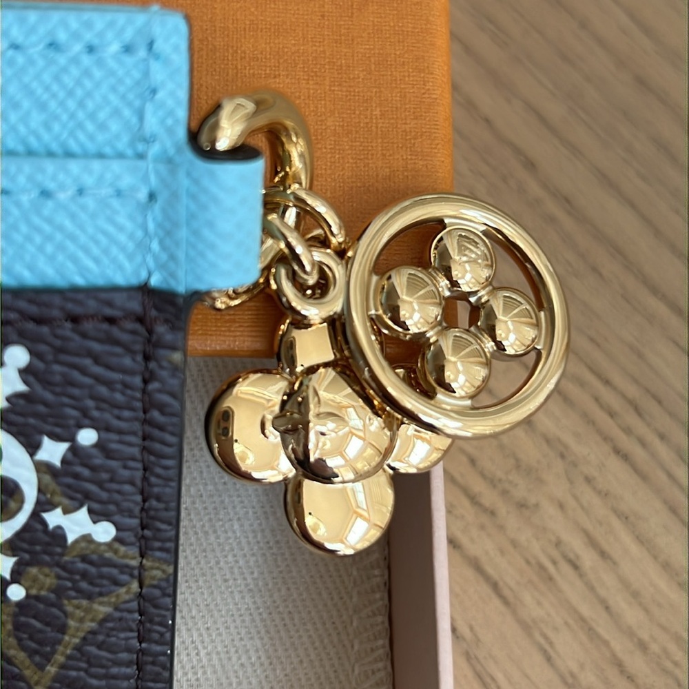 ❌SOLD❌❄️NEW❄️Louis Vuitton Charms Card Holder❄️ Monogram Azur Frost LIMITED - Picture 6 of 10
